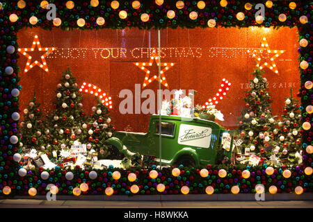 Fenwick der Bond Street, unter dem Motto Weihnachten Weihnachts-Fenster anzuzeigen, Bond Street, London, Vereinigtes Königreich Stockfoto