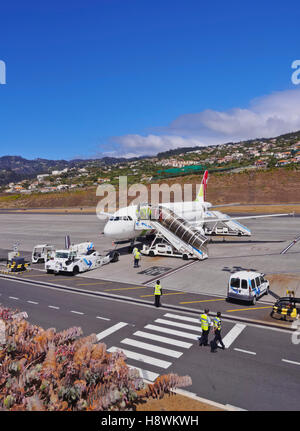 Portugal, Madeira, TAP Portugal Flugzeug am Flughafen von Madeira. Stockfoto