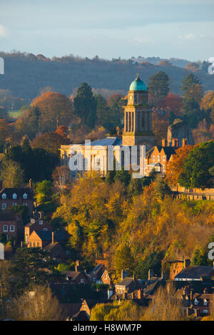 Licht des frühen Morgens unterstreicht Str. Marys Kirche in Bridgnorth, gesehen aus Hochfels, Shropshire, England, UK. Stockfoto