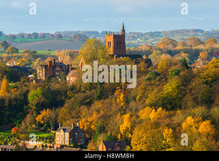 St. Leonards Kirche in Bridgnorth umgeben von Herbstfärbung, gesehen aus Hochfels, Shropshire, England, UK. Stockfoto