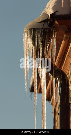 Eis-Nadeln mit Wasser Auslauf mit Backstein ummauerte Gebäude. Stockfoto