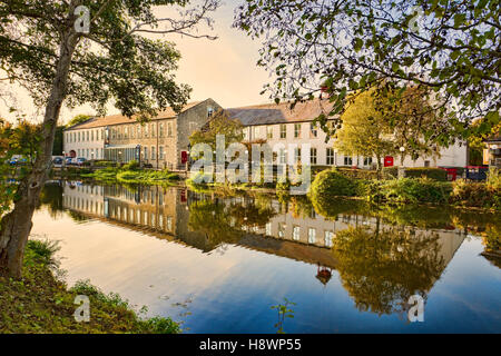 Alte Industriebauten am Flussufer umgebaut und modernisiert für kommerzielle Bürozwecke neben Fluß Avon in Chippenham UK Stockfoto