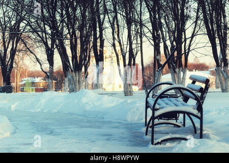 Winter-Parkbank Gasse Stockfoto