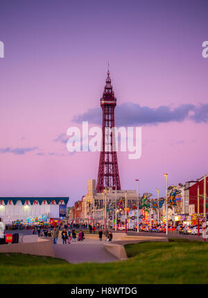 Blackpool Tower, Promenade und Central Pier Eingang, am frühen Abend, Blackpool, Lancashire, UK. Stockfoto
