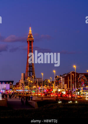 Blackpool Tower, Promenade und Illuminationen, am frühen Abend, Blackpool, Lancashire, UK. Stockfoto