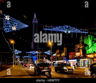 Blackpool Tower und Beleuchtung in der Nacht, Lancashire, UK. Stockfoto