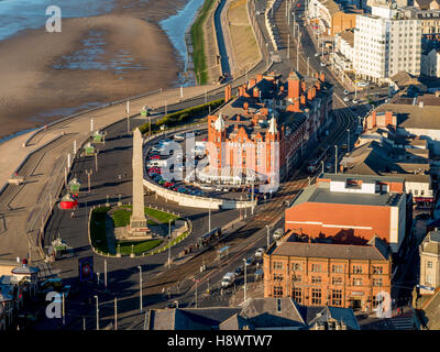 Krieg-Denkmal und Metropole Hotel, Norden direkt am Meer, Blackpool, Lancashire, UK. Stockfoto