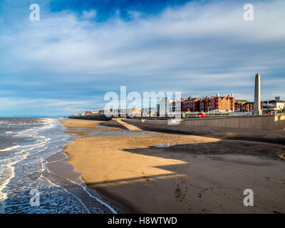 Krieg-Denkmal und Metropole Hotel, Norden direkt am Meer, Blackpool, Lancashire, UK. Stockfoto