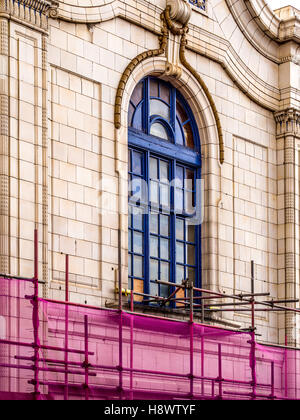 Wintergärten-Exterieur mit Gerüst während der Restaurierung Arbeit, Blackpool, Lancashire, UK. Stockfoto