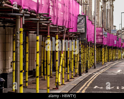 Wintergärten-Exterieur mit Gerüst während der Restaurierung Arbeit, Blackpool, Lancashire, UK. Stockfoto