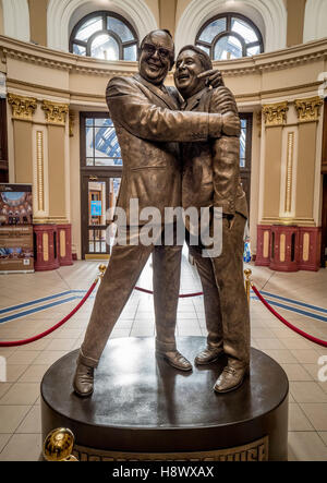 Statue von Eric Morecambe und Ernie Wise von Graham Ibbeson in den gewölbten Eingang von Wintergärten Blackpool, Lancashire, UK. Stockfoto