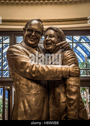 Statue von Eric Morecambe und Ernie Wise von Graham Ibbeson in den gewölbten Eingang von Wintergärten Blackpool, Lancashire, UK. Stockfoto