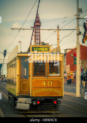 Klassischen Straßenbahn entlang der Strandpromenade mit Turm im Hintergrund, Blackpool, Lancashire, UK. Stockfoto