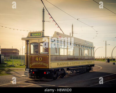 Klassischen Straßenbahn entlang der Strandpromenade Promenade, Blackpool, Lancashire, UK. Stockfoto