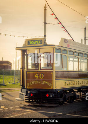 Klassischen Straßenbahn entlang der Strandpromenade Promenade, Blackpool, Lancashire, UK. Stockfoto