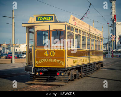 Klassischen Straßenbahn entlang der Strandpromenade Promenade, Blackpool, Lancashire, UK. Stockfoto