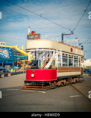 Klassischen Straßenbahn entlang der Strandpromenade Promenade, Blackpool, Lancashire, UK. Stockfoto