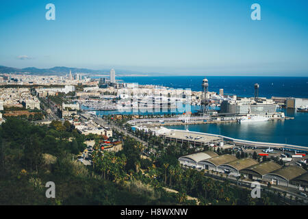 Ein Blick auf den Hafen von Barcelona vom Montjuic Berg gesehen. Stockfoto