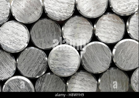 Hintergrund-Texturen und Muster des Aluminiumstäbe mit Fokus auf den Schnitt und die abgeschrägten Enden der metallischen Silber Rundstäbe in eine Stockfoto