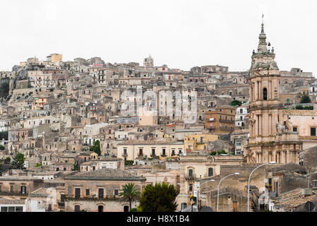 Häuser in der alten Stadt Modica in Sizilien verpackt Stockfoto