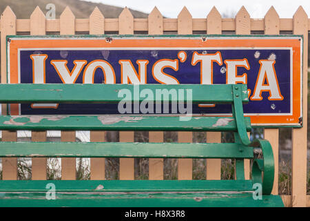 Alte Bank und Lyons Tee Werbeschild, UK. Stockfoto