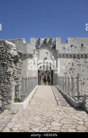 Eintritt in die normannische Burg in Monte Sant ' Angelo, Apulien, Italien. Stockfoto