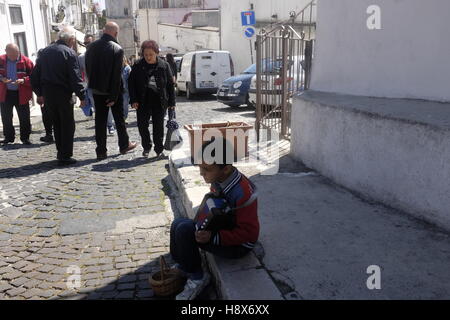 Kind Playting eine Fisarmica in einer Straße in Monte Sant ' Angelo, Puglia Stockfoto