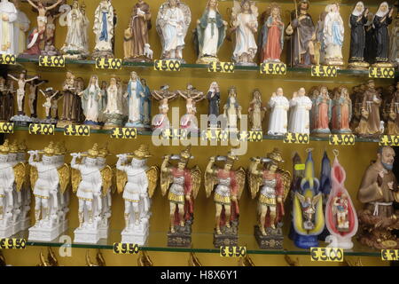 Statuetten auf Verkauf vor einem Geschäft in Monte Sant ' Angelo, Apulien, Italien. Stockfoto