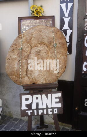 Brot aus der Region vor einem Geschäft in Monte Sant ' Angelo, Puglia. Stockfoto