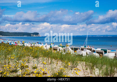 Strandkörbe (Kapuzen Strandkörbe) am Strand von Ostseebad Göhren, Rügen, Mecklenburg-Vorpommern, Deutschland Stockfoto