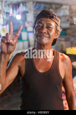 BACOLOD, Philippinen-Oktober 12,2016: Philippine dient seinem Marktstand am 12. Oktober, Negros, Philippinen. Stockfoto