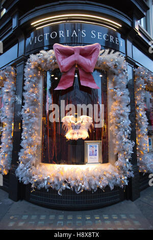 Victorias Secret, Weihnachten-themed Weihnachts-Fenster anzuzeigen, Bond Street, London, Vereinigtes Königreich Stockfoto