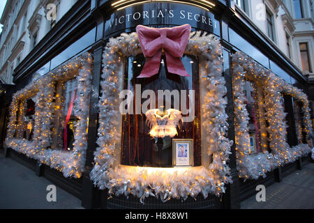 Victorias Secret, Weihnachten-themed Weihnachts-Fenster anzuzeigen, Bond Street, London, Vereinigtes Königreich Stockfoto