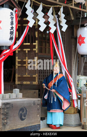 Japan, Sakura City, Festival, Shinto Priesterin, Stockfoto