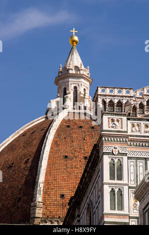 Brunelleschis Kuppel Florenz mit Touristen auf der Terrasse - Kuppel del Brunelleschi Con Turisti Sulla Terrazza Stockfoto