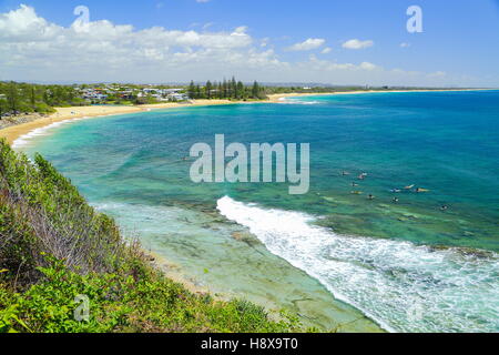 Siebzehn Menschen und ihre Surfbretter und Kajaks während des Surfens im Moffat Beach an der Sunshine Coast in Queensland, Australien. Stockfoto