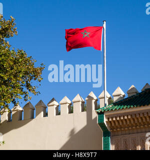 Marokkanische Flagge an der Mauer des königlichen Palastes in Fès. Bis zur Gründung des französischen Protektorats im Jahr 1912 wurde Marokko von Fez aus regiert Stockfoto