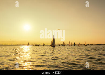Reihe von Segelboote genießen einen schönen Tag Stockfoto
