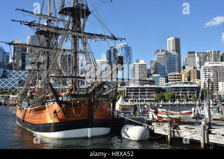 Nachbildung der HMS Endeavour im Australian National Maritime Museum in Sydney Stockfoto