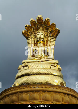 Closeup Aufnahme des Sirisattarat Buddha, eine Haltung der Bhudda Statue mit sieben Nagas oder Schlange Gottheiten in der indischen Mythologie bedeckt, Stockfoto