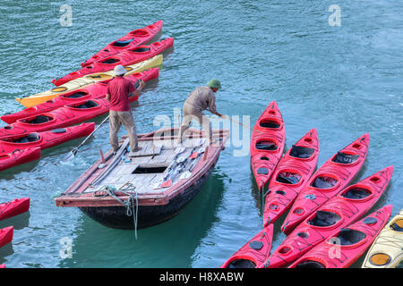 Vietnamesische Fischer unter Kajaks für Touristen in Halong Bucht, Vietnam, Indochina, Asien Stockfoto