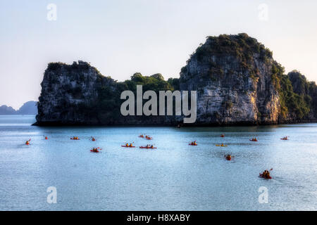 Touristen-Kajak in der Halong Bucht, Vietnam, Indochina, Asien Stockfoto
