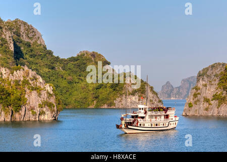 Kreuzfahrtschiff auf Halong Bucht, Vietnam, Indochina, Asien Stockfoto