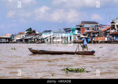 Mann Rudern Sampan-Boot auf dem Mekong in Cai Be, Mekong-Delta, Vietnam, Asien Stockfoto