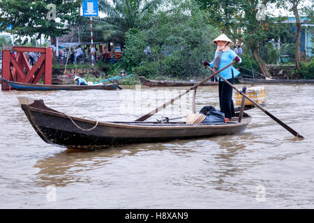 Frau Sampan Ruderboote auf dem Mekong in Cai Be, Mekong-Delta, Vietnam, Asien Stockfoto