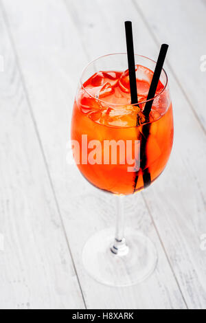 Spritz Aperol cocktail im Weinglas auf rustikalen hölzernen Hintergrund Stockfoto