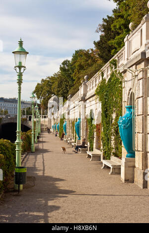 Wien - SEPTEMBER 29: Jugendstil-Promenade entlang des Flusses im Stadtpark (Stadtpark) am 29. September 2011 in Wien, Österreich Stockfoto