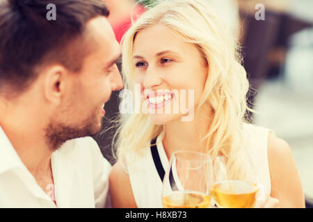 glückliches Paar klirrende Gläser im Restaurantlounge Stockfoto