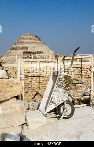 Die stufenpyramide des djoser und Schubkarre für einige Arbeiten auf der Baustelle in Sakkara verwendet, Ägypten Stockfoto