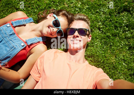 Teenager Brautpaar nehmen Selfie Sommer Gras Stockfoto